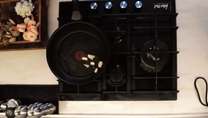 Томленые морепродукты в соусе - рецепт от Константина Ивлева