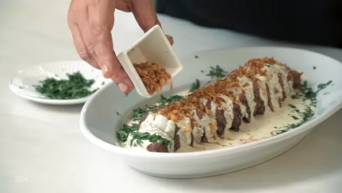 Мясной рулет с грибами - рецепт от Константина Ивлева