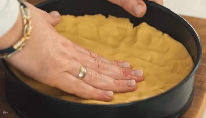 Пирог с курицей, сыром и томатами - рецепт от Константина Ивлева