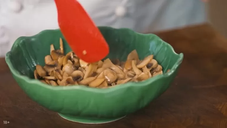 Куриные зразы с грибами и сыром - рецепт от Константина Ивлева