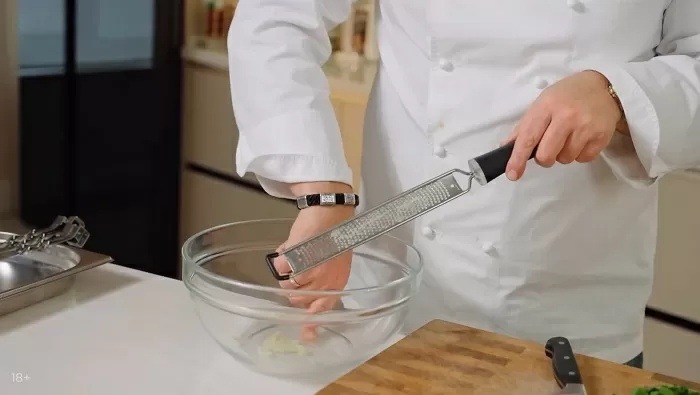 Шашлычки из креветок, печеного перца и деревенского хлеба - рецепт от Константина Ивлева