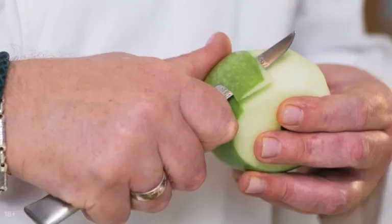 Яблочный пирог с карамельным соусом - рецепт от Константина Ивлева