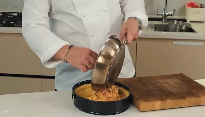 Пирог с курицей, сыром и томатами - рецепт от Константина Ивлева