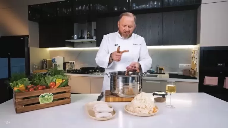 Тушеная капуста с копченостями  - рецепт от Константина Ивлева