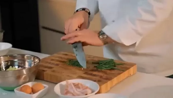 Драники с копченостями и желтком - рецепт от Константина Ивлева