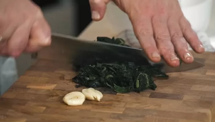 Запеченное мясо с сыром и шпинатом - рецепт от Константина Ивлева