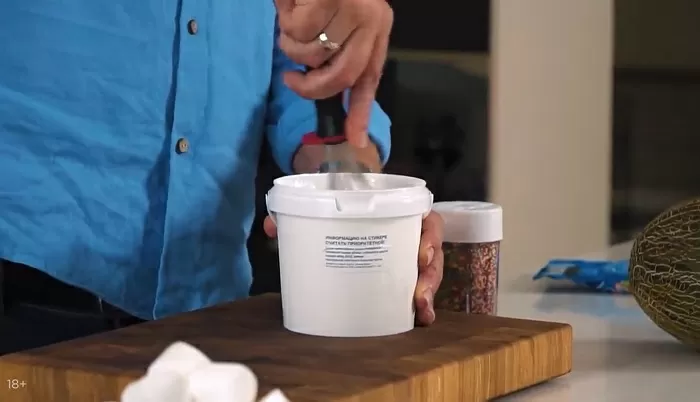 Шоколадное и йогуртовое фондю - рецепт от Константина Ивлева