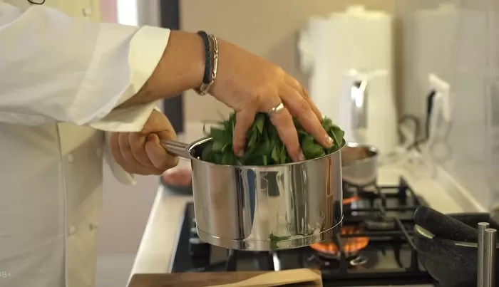 Куриные ножки в сливочно-чесночном соусе с сыром и шпинатом - рецепт от Константина Ивлева