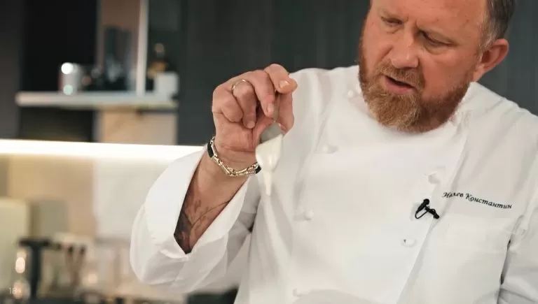 Клубника под соусом сабайон - рецепт от Константина Ивлева