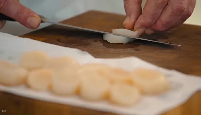 Морской гребешок с черной икрой - рецепт от Константина Ивлева