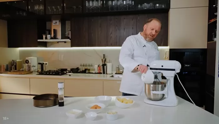 Пирог с грушей и миндалем - рецепт от Константина Ивлева