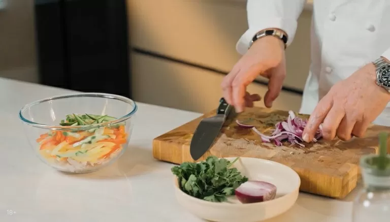 Салат с курицей гриль и хрустящими овощами - рецепт от Константина Ивлева