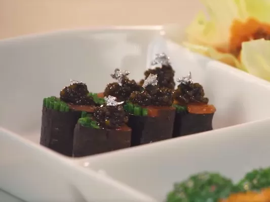 Копчёный лосось в нори с луком сибулет и чёрной икрой - рецепт от Константина Ивлева