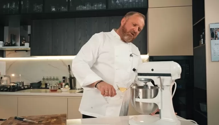 Клубника под соусом сабайон - рецепт от Константина Ивлева