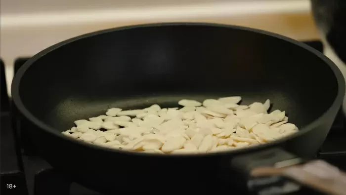 Пирог с грушей и миндалем - рецепт от Константина Ивлева