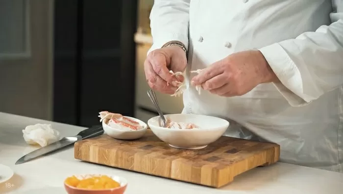 Куриная грудка с крабом в мандариновом соусе - рецепт от Константина Ивлева