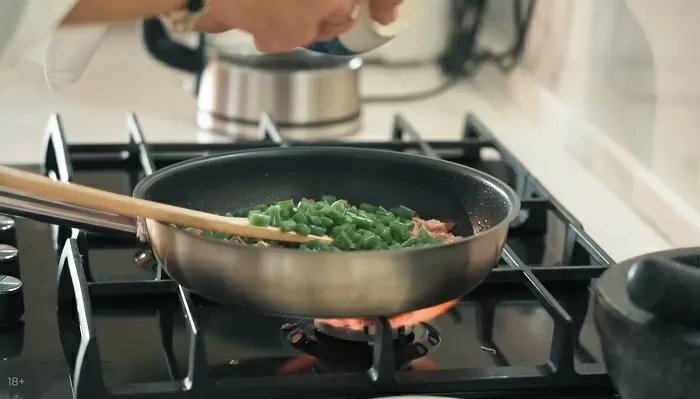 Форель с беконом и фасолью - рецепт от Константина Ивлева