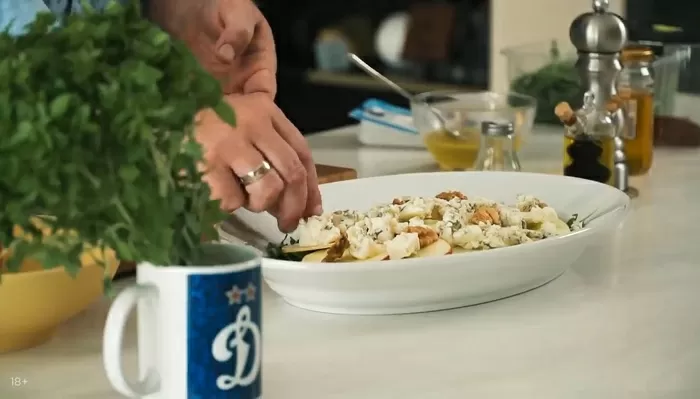Салат из яблок и сыра дор-блю - рецепт от Константина Ивлева