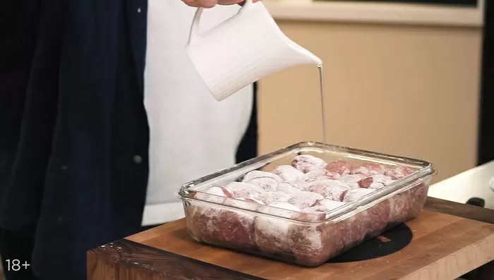 Тефтели в томатном соусе с сыром моцарелла - рецепт от Константина Ивлева