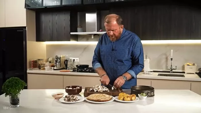 Блинный торт с картофелем и грибами - рецепт от Константина Ивлева
