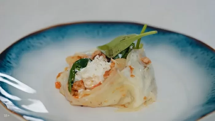 Картофельный рулет с курицей, сыром и шпинатом - рецепт от Константина Ивлева