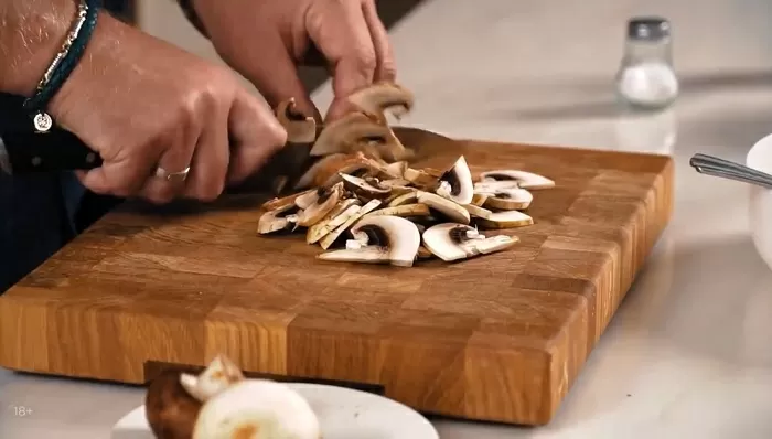 Капустно-картофельные котлеты с грибным соусом - рецепт от Константина Ивлева