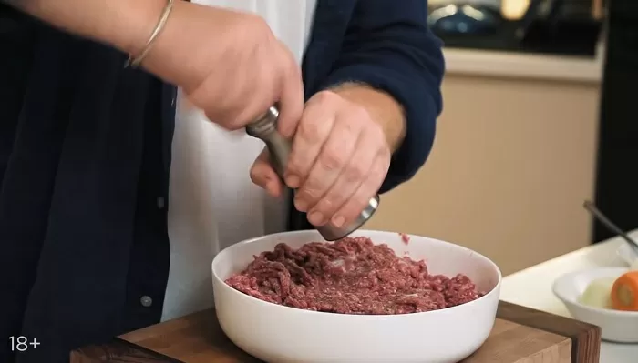 Тефтели в томатном соусе с сыром моцарелла - рецепт от Константина Ивлева