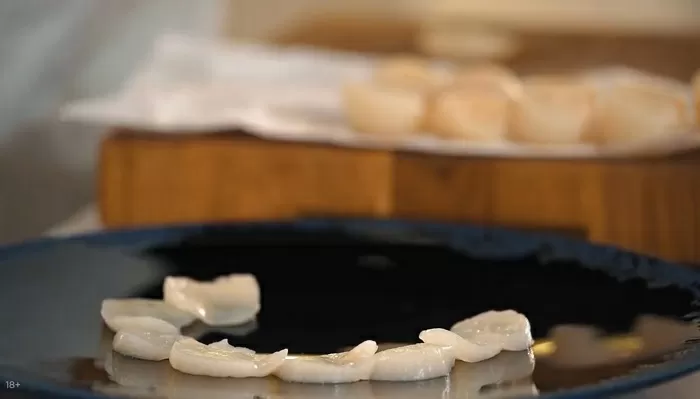 Морской гребешок с черной икрой - рецепт от Константина Ивлева