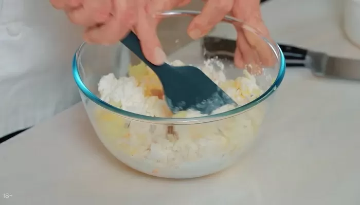 Мясные ватрушки с соусом болоньезе - рецепт от Константина Ивлева