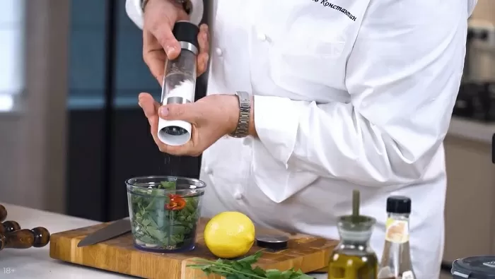 Шашлык из купатов и грибов с соусом чимичурри - рецепт от Константина Ивлева
