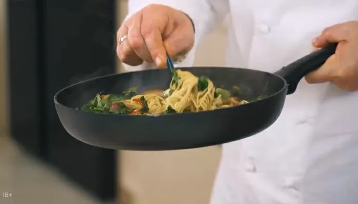 Лапша с курицей и овощами - рецепт от Константина Ивлева