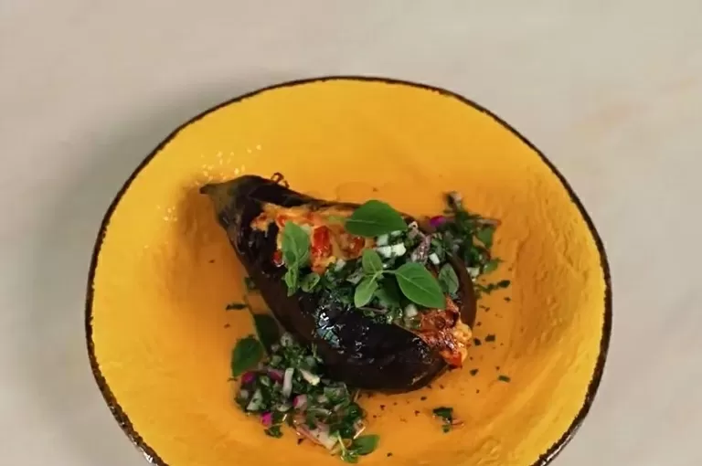 Битые баклажаны  с сыром и томатами - рецепт от Константина Ивлева