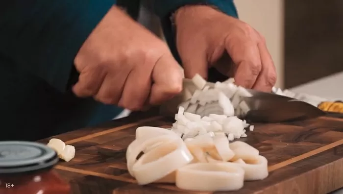 Томленые морепродукты в соусе - рецепт от Константина Ивлева