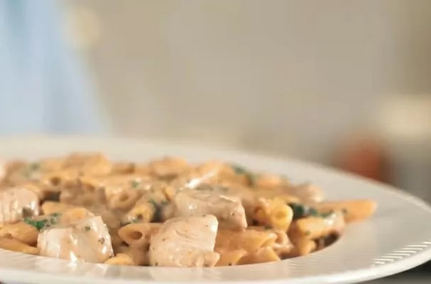 Пенне с курицей и грибами - рецепт от Константина Ивлева
