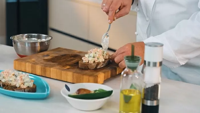 Сэндвич с лососем и авокадо - рецепт от Константина Ивлева