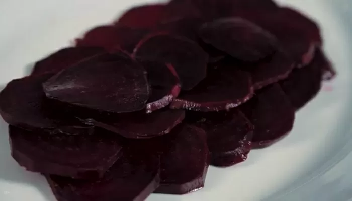 Карпаччо из печеной свеклы с соусом песто - рецепт от Константина Ивлева
