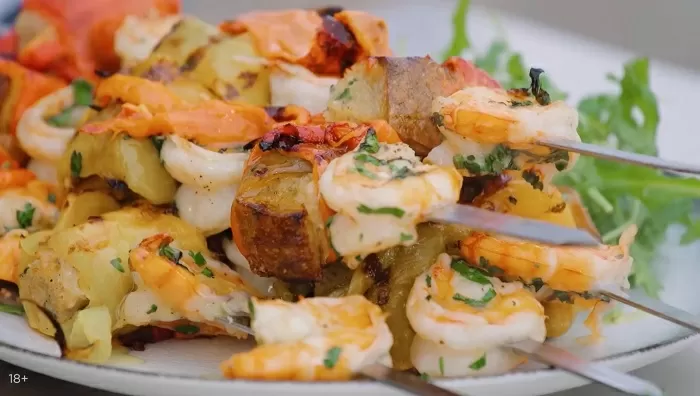 Шашлычки из креветок, печеного перца и деревенского хлеба - рецепт от Константина Ивлева