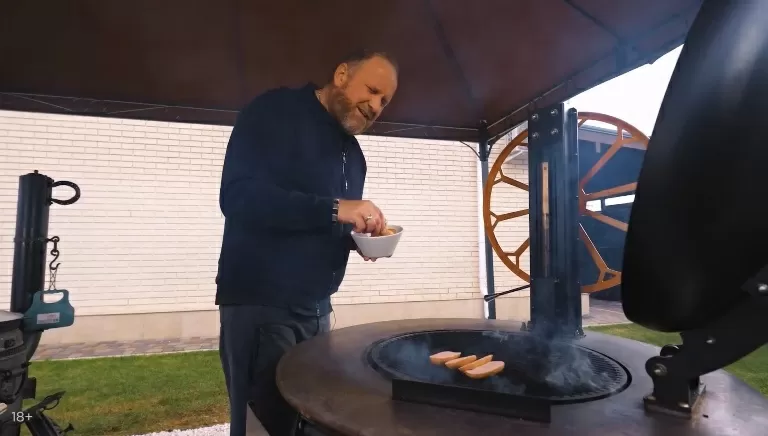 Шаурма с картофелем и шпикачками - рецепт от Константина Ивлева