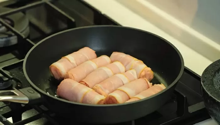 Куриные колбаски с сыром и беконом - рецепт от Константина Ивлева