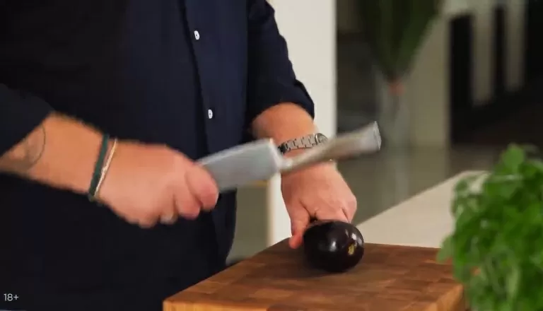 Битые баклажаны  с сыром и томатами - рецепт от Константина Ивлева