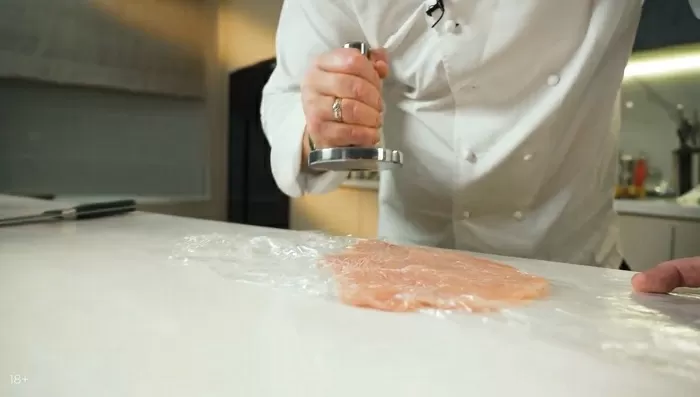 Куриная грудка с крабом в мандариновом соусе - рецепт от Константина Ивлева