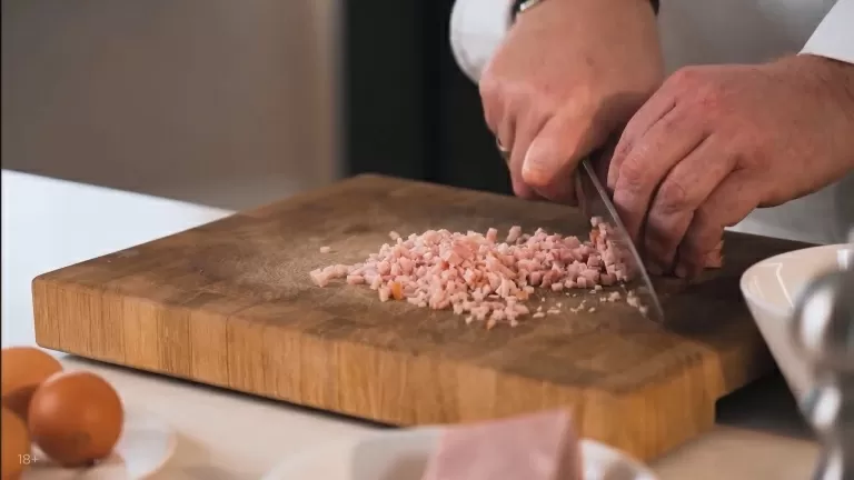 Омлет с ветчиной и сыром - рецепт от Константина Ивлева