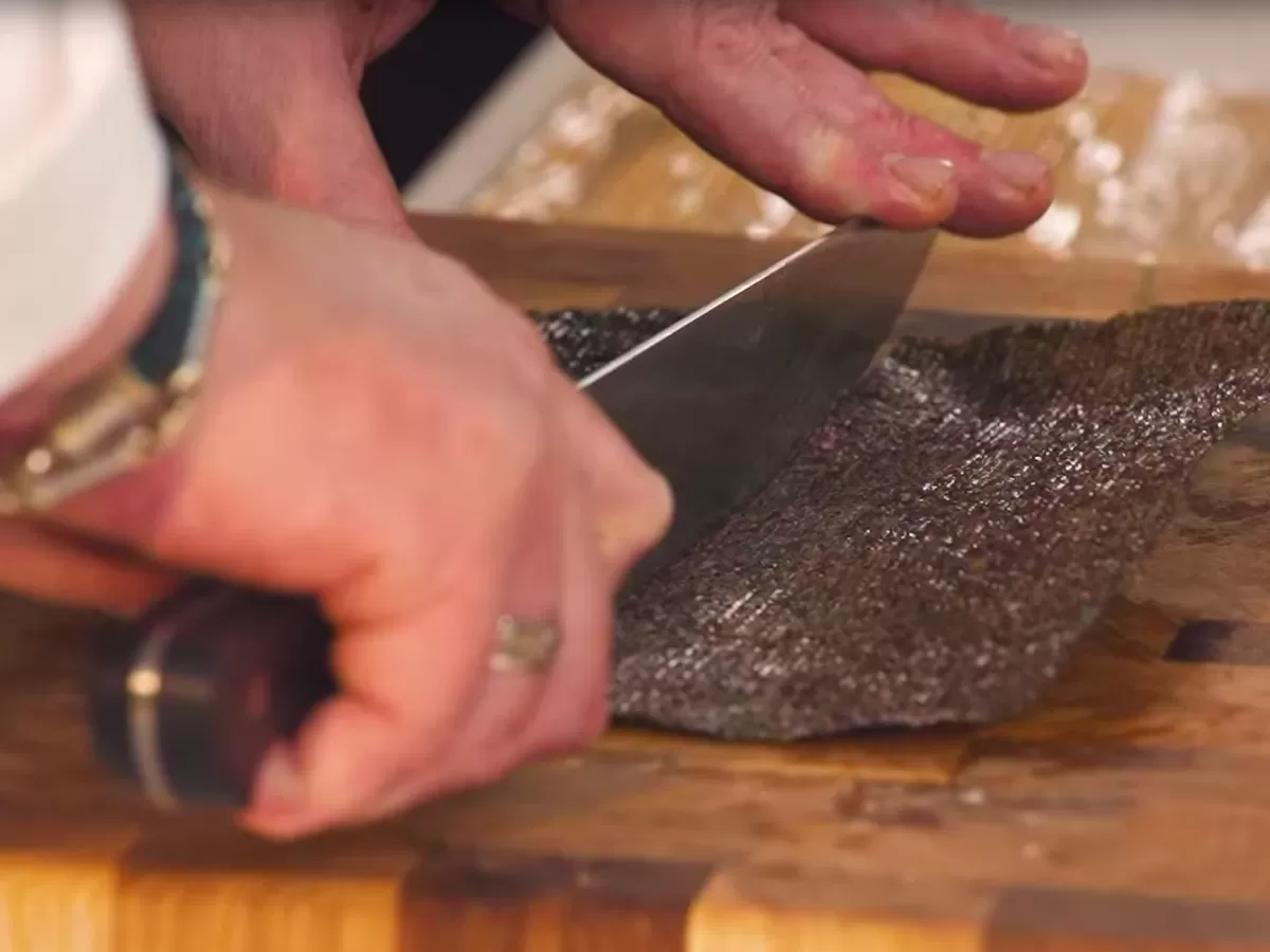 Копчёный лосось в нори с луком сибулет и чёрной икрой - рецепт от Константина Ивлева