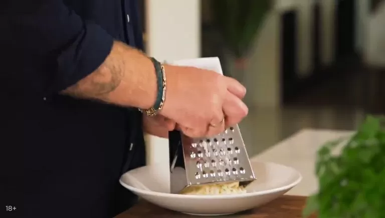 Битые баклажаны  с сыром и томатами - рецепт от Константина Ивлева