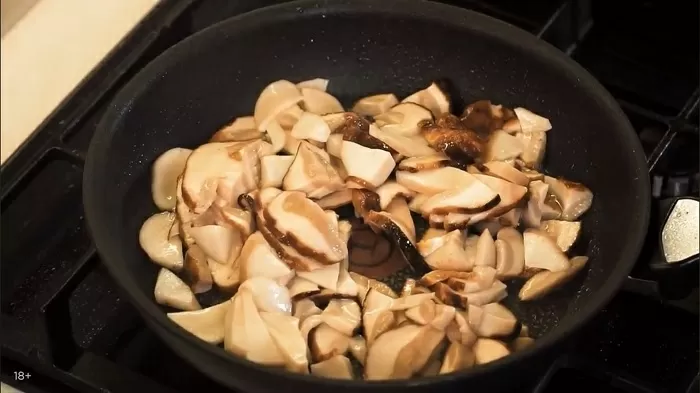 Блинный торт с картофелем и грибами - рецепт от Константина Ивлева