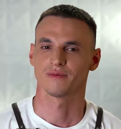 Тимур Алиев — Су-шеф, участник шоу «Молодые ножи» с Ивлевым Тимур Алиев — участник шоу «Молодые ножи» с Ивлевым