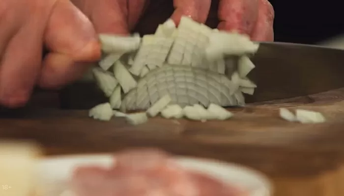 Пирог с курицей, сыром и томатами - рецепт от Константина Ивлева