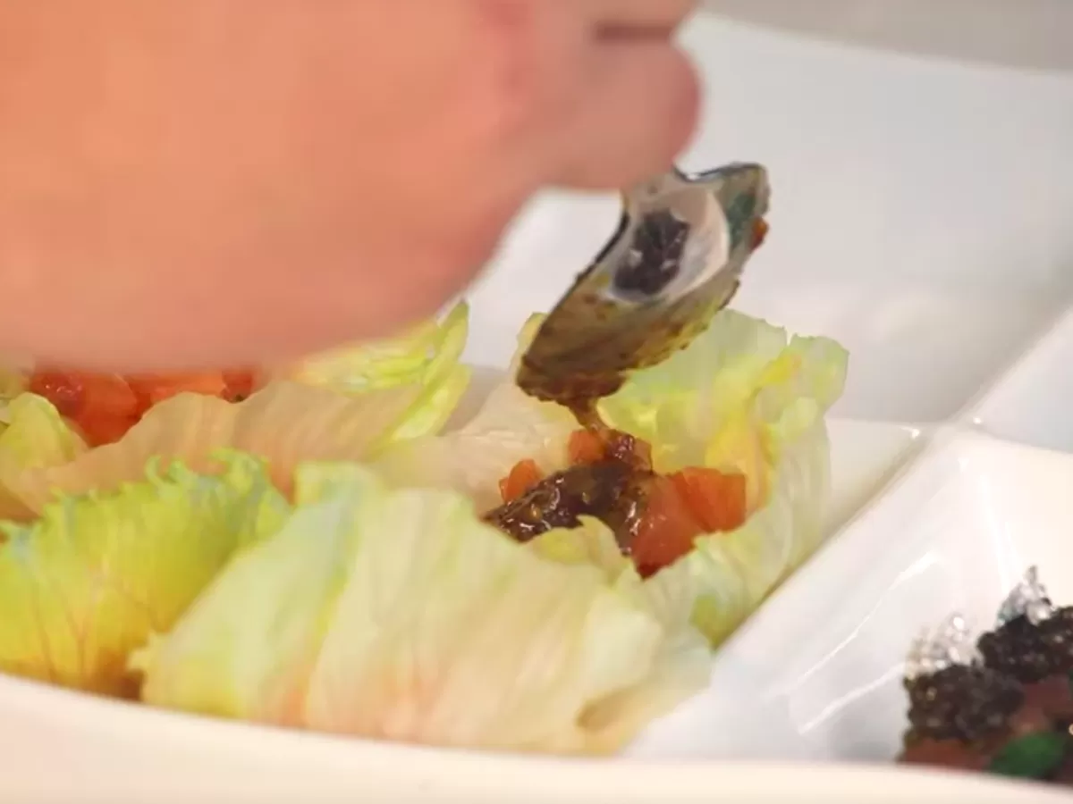 Латук с копченым лососем и горчичной заправкой - рецепт от Константина Ивлева