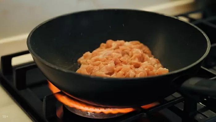 Картофельный рулет с курицей, сыром и шпинатом - рецепт от Константина Ивлева