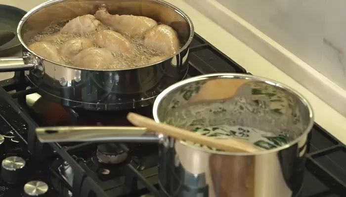 Куриные ножки в сливочно-чесночном соусе с сыром и шпинатом - рецепт от Константина Ивлева